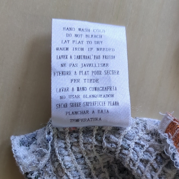 The Hanger Crop Tie Back Halter Top Floral Print With Smocking Size Medium - Picture 4 of 7